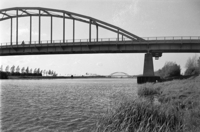 825448 Gezicht op de Jutfasebrug over het Amsterdam-Rijnkanaal te Utrecht, met op de achtergrond de Galecopperbrug.